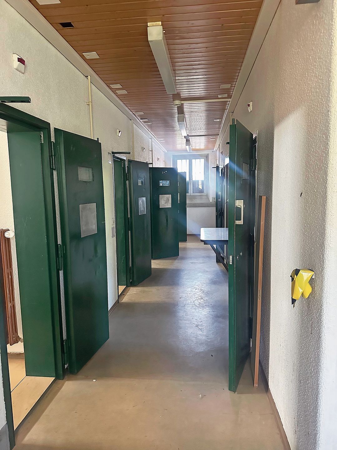 Im Inneren soll alles anders werden: Die Gefängniszellen-Atmosphäre soll komplett verschwinden. Foto: Melanie Brêchet Im Inneren soll alles anders werden: Die Gefängniszellen-Atmosphäre soll komplett verschwinden. Foto: Melanie Brêchet
