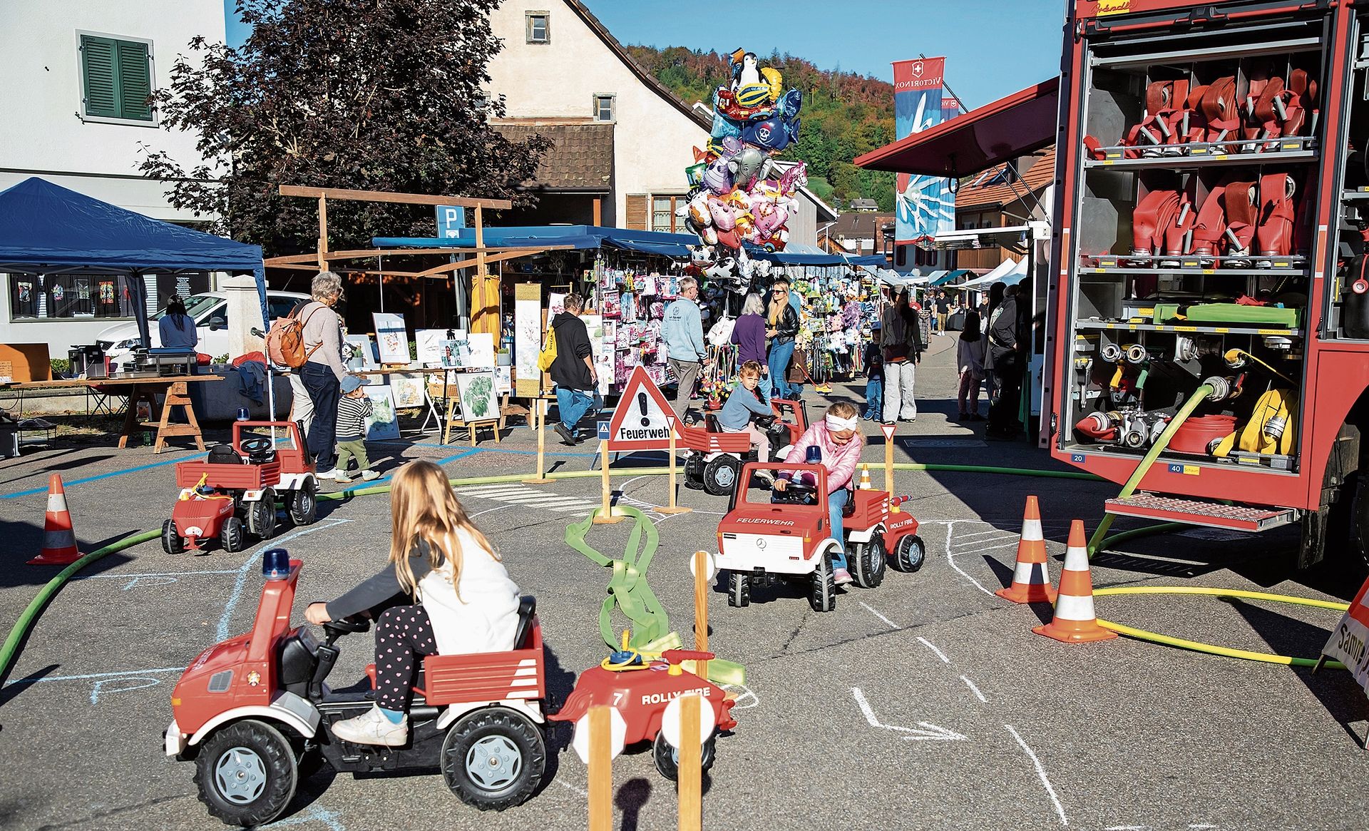 Erstmals dabei: Die Feuerwehr Nunningen bietet den Kindern einen Verkehrsparcours.