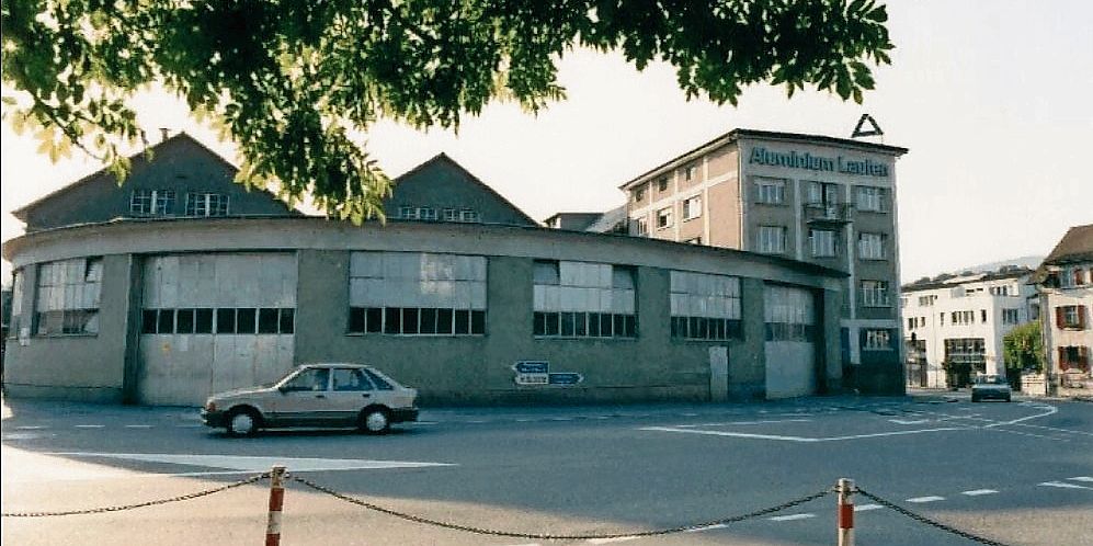 Die Aluminiumfabrik prägte bis in die 90er-Jahre Laufen: Später wurde die Fabrik abgerissen und 1996 wurde an diesem Platz das Birs Center eröffnet. Die Aluminiumfabrik prägte bis in die 90er-Jahre Laufen: Später wurde die Fabrik abgerissen und 1996 wurde an diesem Platz das Birs Center eröffnet.