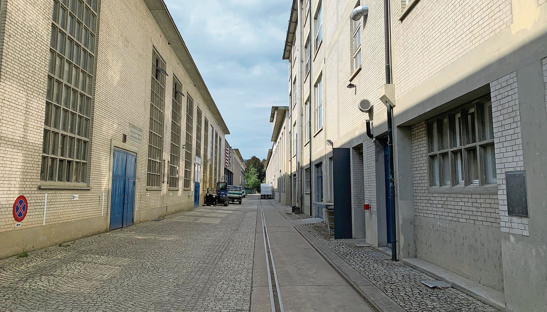 Puzzleteil 2: Das Ried-Viertel in Zwingen – Blick zwischen Schleiferei- und Holländergebäude auf das ehemalige Industrieareal «Alti Papiri». 