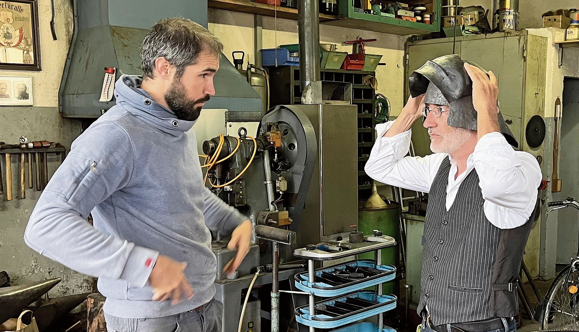Puzzleteil 3: Die Plattnerei in Zwingen – Helmprobe bei Nathan Cueni in einer der letzten Schmieden für mittelalterliche Rüstungen. Foto: PATRICK NEUENSCHWANDER